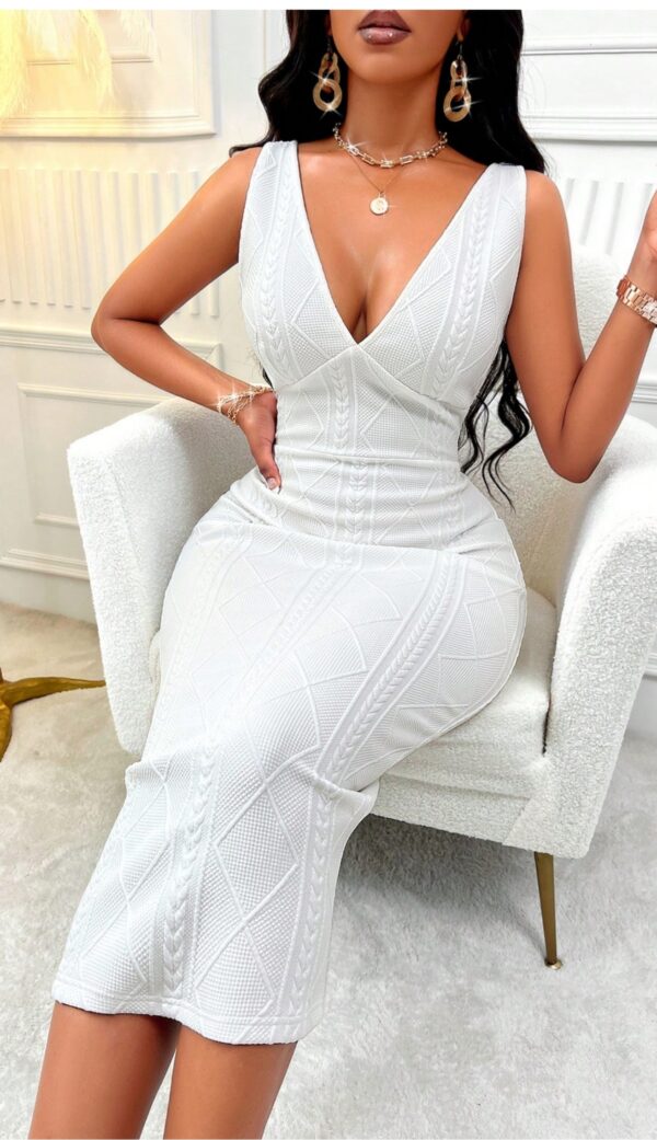 Zolique Solid Color Deep Neck Fitted Dress