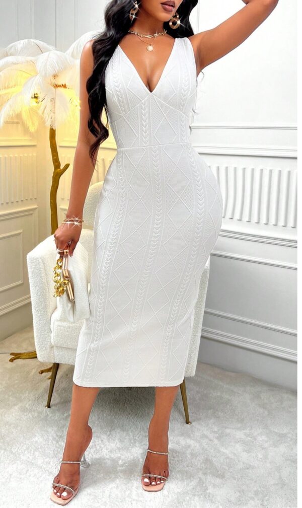 Zolique Solid Color Deep Neck Fitted Dress