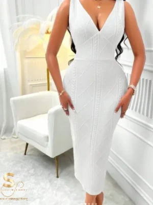 Zolique Solid Color Deep Neck Fitted Dress