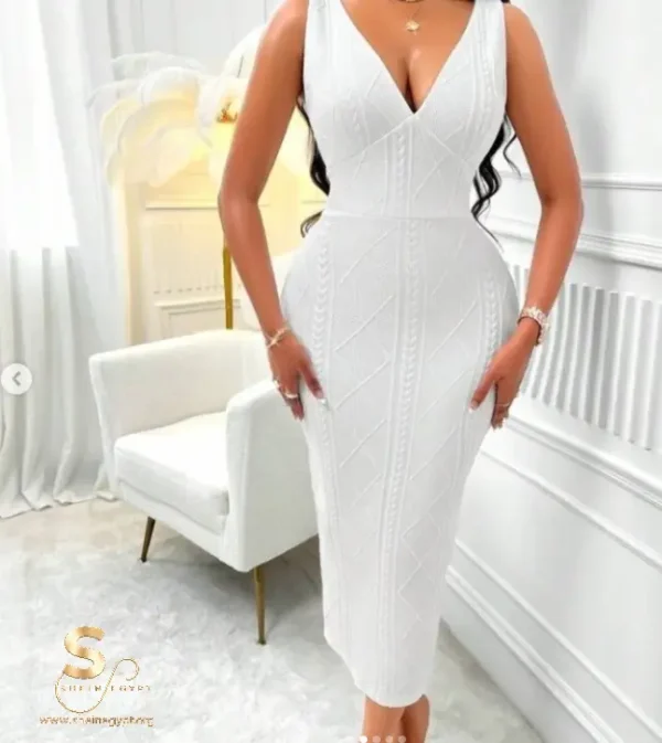 Zolique Solid Color Deep Neck Fitted Dress